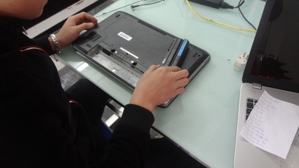 Thay pin laptop đường lý thái tổ