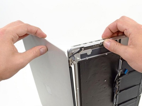 Thay màn hình macbook đường phạm văn hai