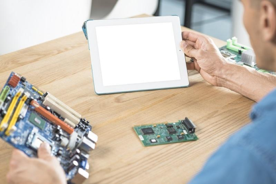 Nên tự sửa hay thuê dịch vụ sửa máy tính tại nhà?